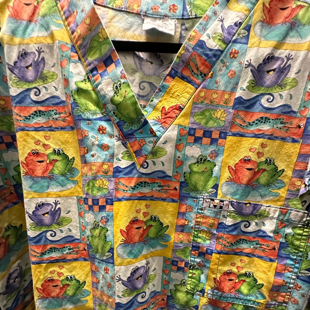Medwear multicolor pattern scrub top